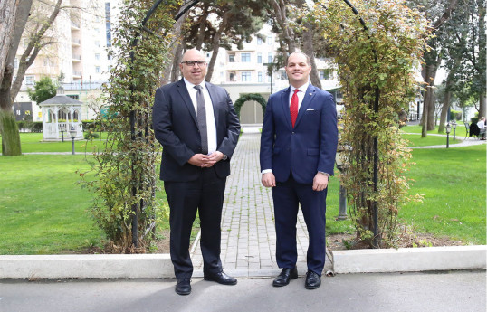 ABŞ Dövlət Departamentinin Enerji Resursları Bürosunun baş məsləhətçisi Erik Ceykobs (sağda)