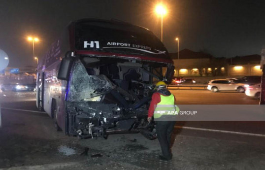 Aeroport yolunda “Aero ekspress" avtobusu evakuatorla toqquşub, 2 nəfər xəsarət alıb - FOTO  - VİDEO  - YENİLƏNİB-3 