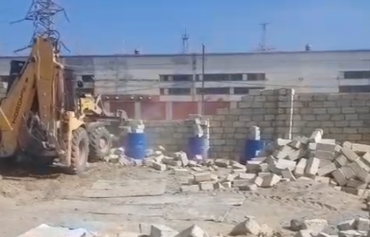 Sumqayıtda qanunsuz tikilən hasar sökülüb - VİDEO 