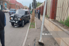 Gəncədə minik maşını işıq dirəyi və avtomobilə çırpılıb - FOTO 