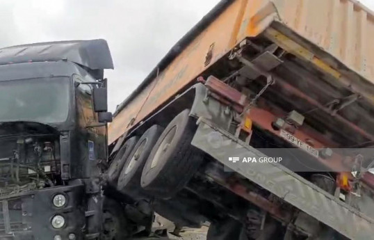 Bakı-Quba yolunda yük maşını betona çırpılıb, radar aşıb - FOTO  - VİDEO 