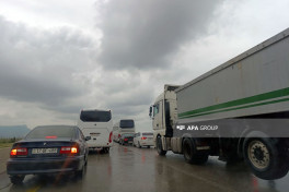 Bakı-Quba yolunda yük maşını betona çırpılıb, radar aşıb - FOTO  - VİDEO 