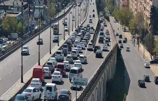 Bakıda maşın yolda qalıb, sıxlıq əmələ gəlib - FOTO 
