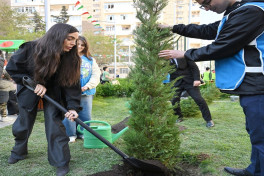 “Bizim həyət” layihəsi çərçivəsində yenilənmiş növbəti həyət sakinlərin istifadəsinə verilib, Leyla Əliyeva iştirak edib - FOTOLENT 