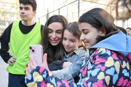 “Bizim həyət” layihəsi çərçivəsində yenilənmiş növbəti həyət sakinlərin istifadəsinə verilib, Leyla Əliyeva iştirak edib - FOTOLENT 