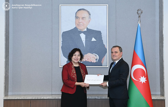 Ceyhun Bayramov Çinin yeni səfirinin etimadnaməsinin surətini qəbul edib