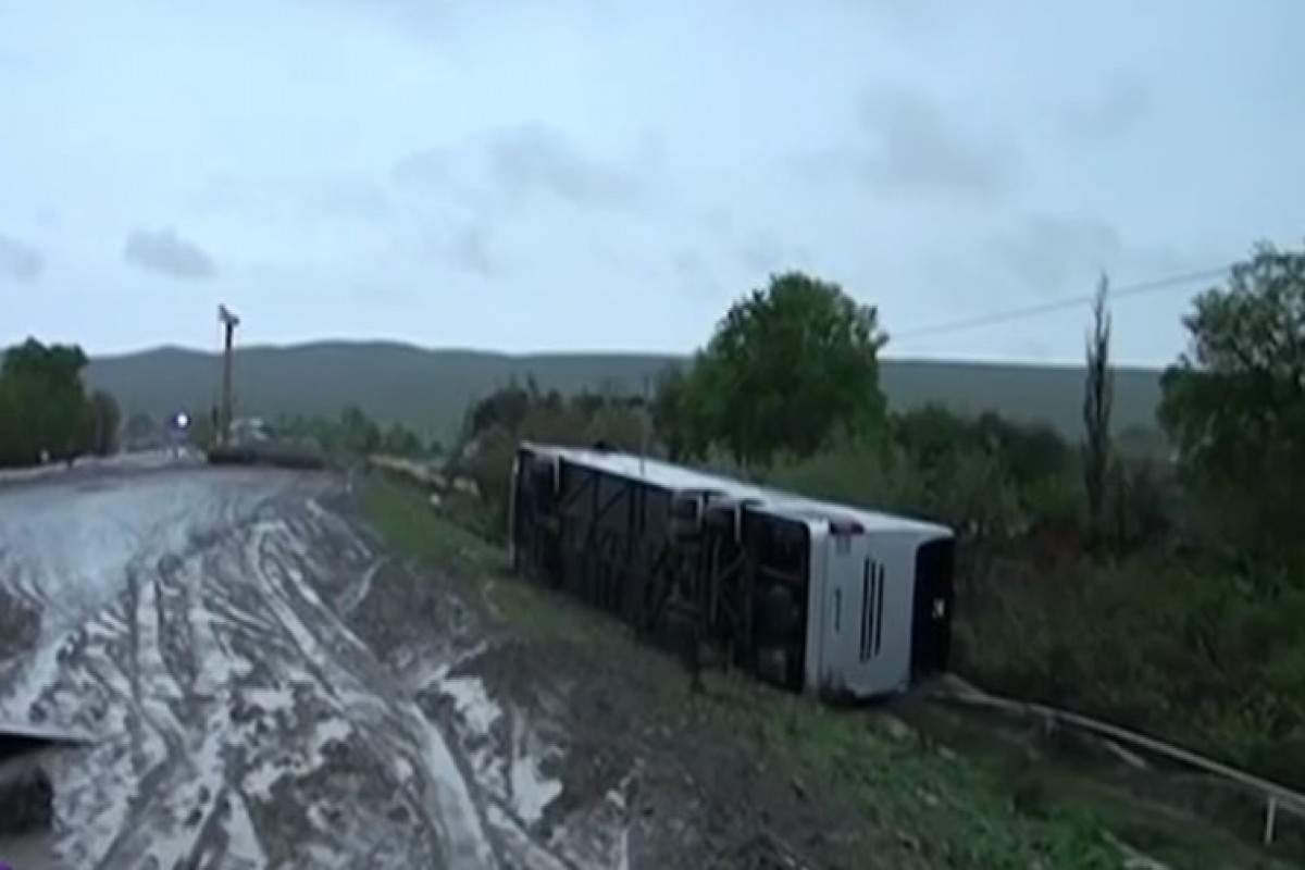 Zaqatala-Bakı avtobusu qəza edib, 8 nəfər xəsarət alıb - FOTO 