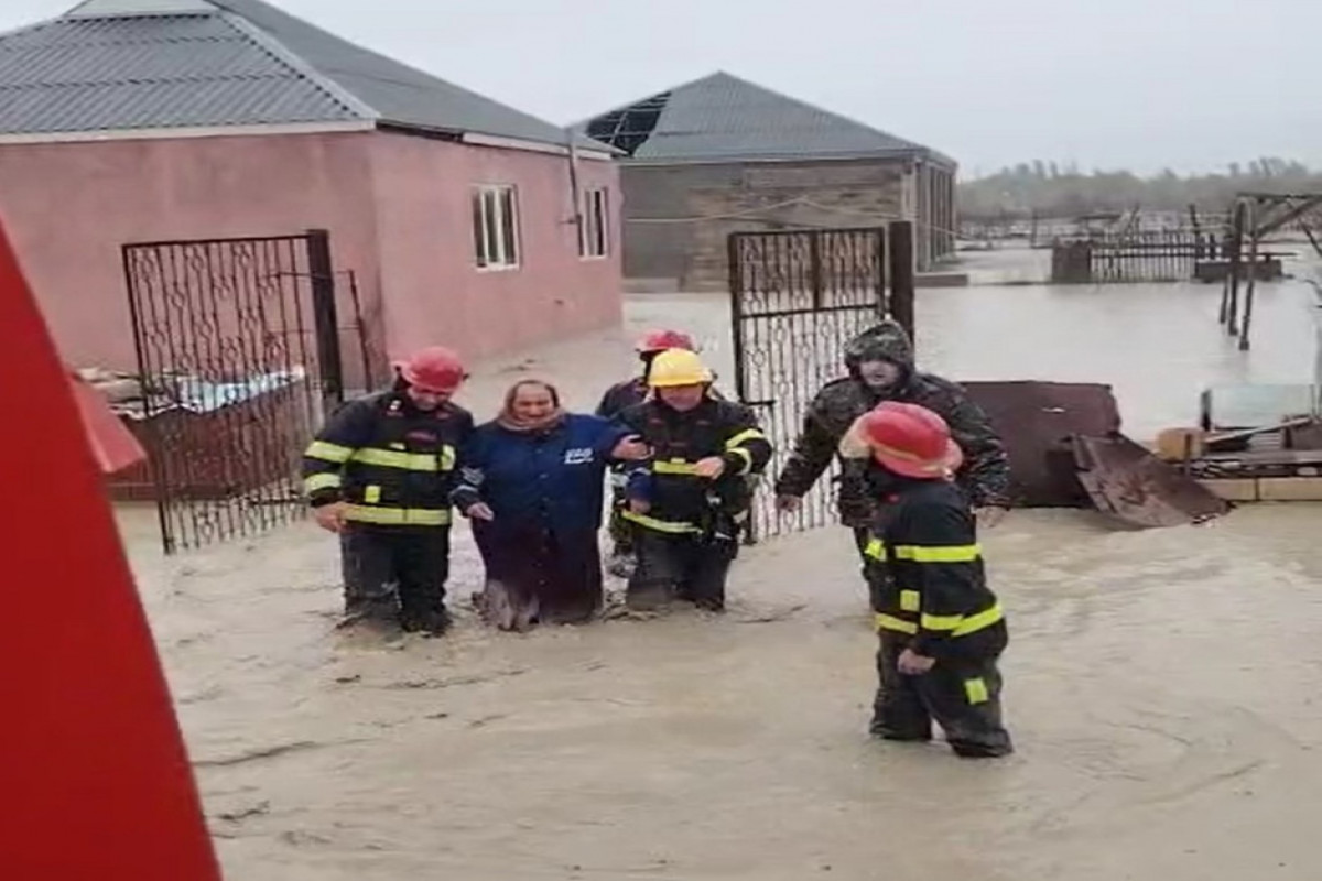 FHN: Su basmış yerlərdə ümumilikdə 53 nəfər təxliyə olunub - VİDEO  - YENİLƏNİB-2 