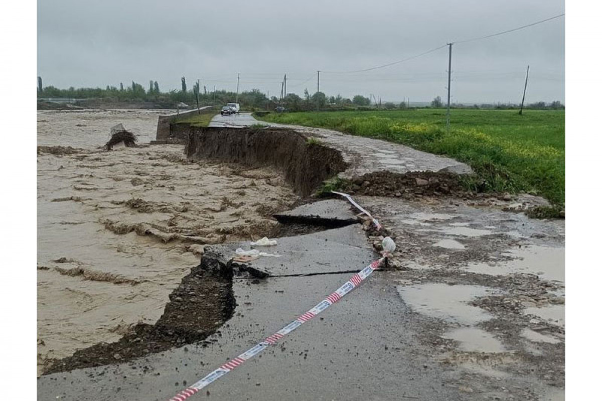 Sel suları Ağsuda yolu yararsız hala salıb - FOTO 