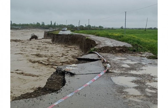 Sel suları Ağsuda yolu yararsız hala salıb - FOTO 
