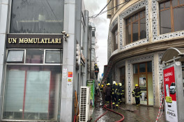 Sumqayıtda ticarət mərkəzində yanğın başlayıb - FOTO  - YENİLƏNİB 