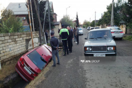 Lənkəranda avtomobil kanala aşıb, xəsarət alan var - FOTO 