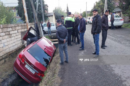 Lənkəranda avtomobil kanala aşıb, xəsarət alan var - FOTO 
