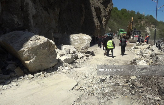 Quba-Qonaqkənd yolu açılıb, qaya parçaları ərazidən götürülür - FOTO  - VİDEO  - YENİLƏNİB 