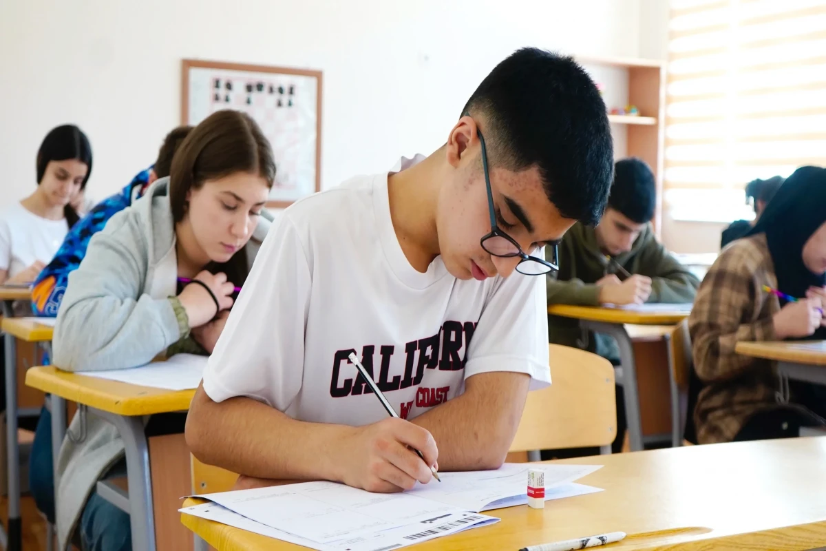 Bu gün keçirilən imtahandakı test tapşırıqlarının cavabları sabah DİM-in saytına yerləşdiriləcək