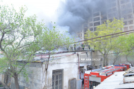 Bakının mərkəzində anbarda yanğın söndürülüb - FOTO  - YENİLƏNİB-6  - VİDEO 