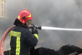 Bakının mərkəzində anbarda yanğın söndürülüb - FOTO  - YENİLƏNİB-6  - VİDEO 