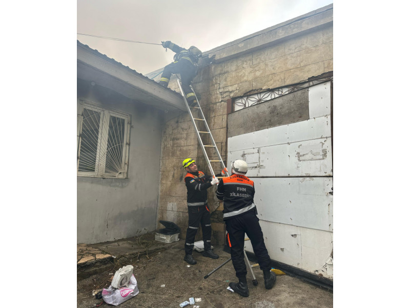 Bakının mərkəzində anbarda yanğın söndürülüb - FOTO  - YENİLƏNİB-6  - VİDEO 