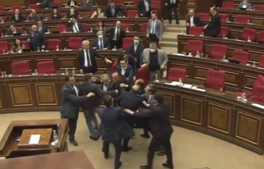 Ermənistan parlamentində deputatlar arasında dava düşüb - VİDEO 