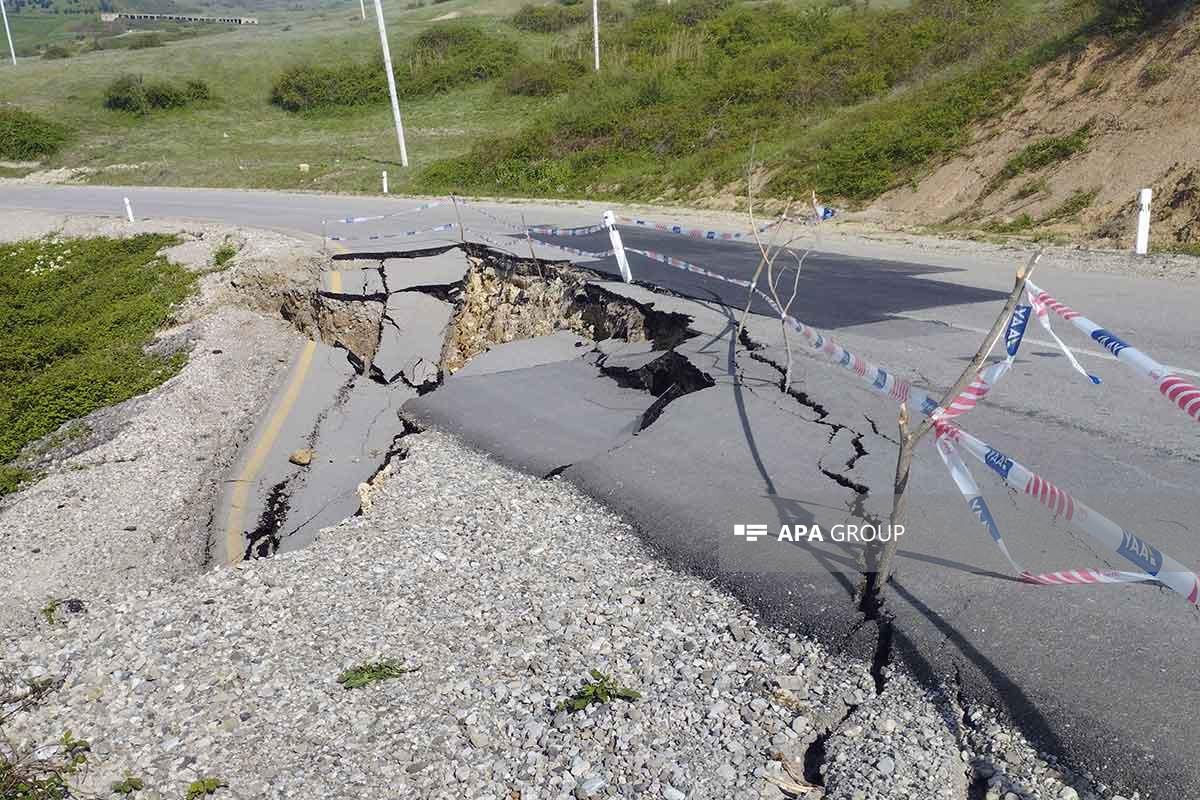 Şamaxıda torpaq sürüşməsi olub, yol çöküb - FOTO 