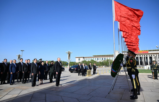 Prezident İlham Əliyev Pekində Xalq Qəhrəmanları Abidəsini ziyarət edib - YENİLƏNİB 