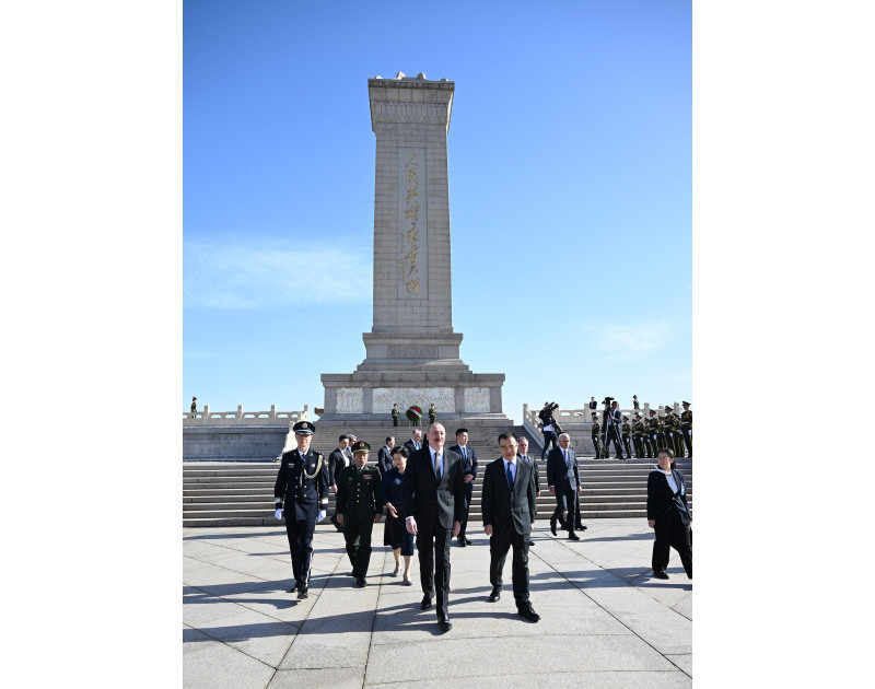 Prezident İlham Əliyev Pekində Xalq Qəhrəmanları Abidəsini ziyarət edib - YENİLƏNİB 