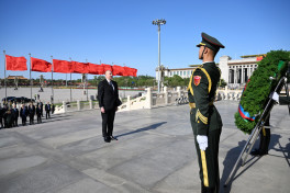 Prezident İlham Əliyev Pekində Xalq Qəhrəmanları Abidəsini ziyarət edib - YENİLƏNİB 