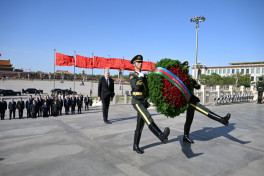 Prezident İlham Əliyev Pekində Xalq Qəhrəmanları Abidəsini ziyarət edib - YENİLƏNİB 