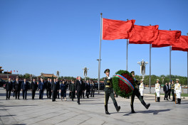Prezident İlham Əliyev Pekində Xalq Qəhrəmanları Abidəsini ziyarət edib - YENİLƏNİB 