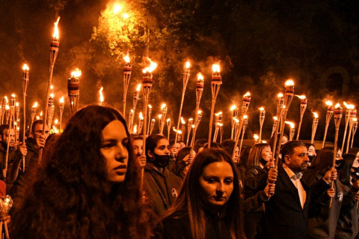 Paşinyan qondarma “erməni soyqırımı” yürüşündə Azərbaycan və Türkiyə bayraqlarının yandırılmasını pisləyib