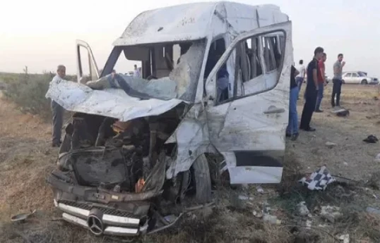 Şamaxıda mikroavtobus qəzaya uğrayıb, məktəblilər xəsarət alıb