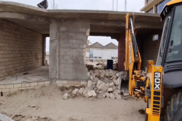 Dəniz kənarında inşa edilən qanunsuz tikili sökülüb - VİDEO 