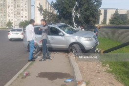 Gəncədə avtomobil dirəyə çırpılıb, xəsarət alanlar var - FOTO 
