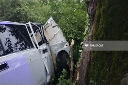 Oğuzda maşının ağaca çırpılması nəticəsində iki nəfər xəsarət alıb - FOTO 