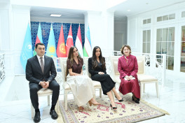 Leyla Əliyeva və Arzu Əliyeva Türk Mədəniyyəti və İrsi Fondunu ziyarət ediblər - FOTO 