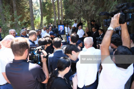 Xalq yazıçısı Elçin Əfəndiyev I Fəxri xiyabanda dəfn olunub - FOTO  - VİDEO  - YENİLƏNİB 