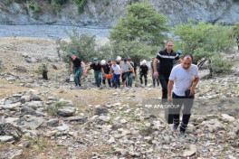 Qəbələdə çoban qayadan yıxılıb