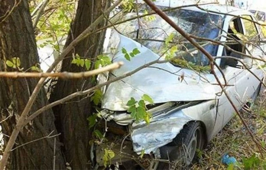 Şəkidə "Mercedes" ağaca çırpılıb, ana və iki azyaşlı övladı xəsarət alıb