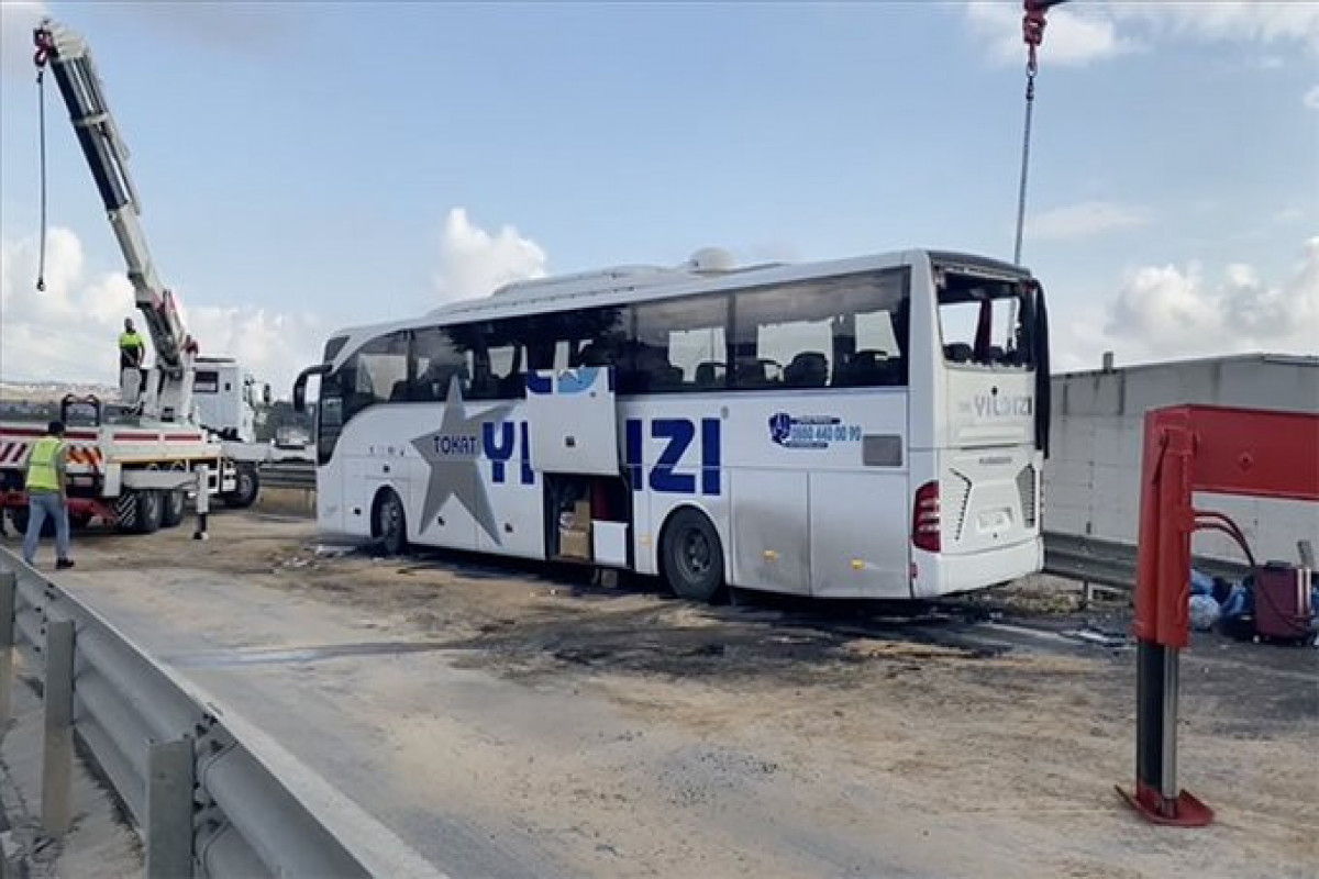 İstanbulda avtobus aşıb, 3 nəfər ölüb