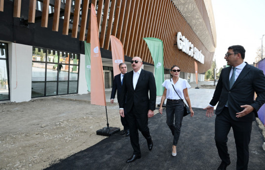 Prezident İlham Əliyev və birinci xanım Mehriban Əliyeva Gəncə şəhər stadionunda tikinti işlərinin gedişi ilə tanış olublar - YENİLƏNİB 