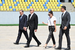 Prezident İlham Əliyev və birinci xanım Mehriban Əliyeva Gəncə şəhər stadionunda tikinti işlərinin gedişi ilə tanış olublar - YENİLƏNİB 