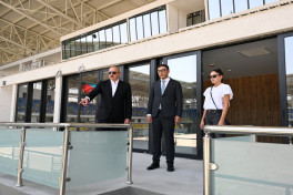 Prezident İlham Əliyev və birinci xanım Mehriban Əliyeva Gəncə şəhər stadionunda tikinti işlərinin gedişi ilə tanış olublar - YENİLƏNİB 