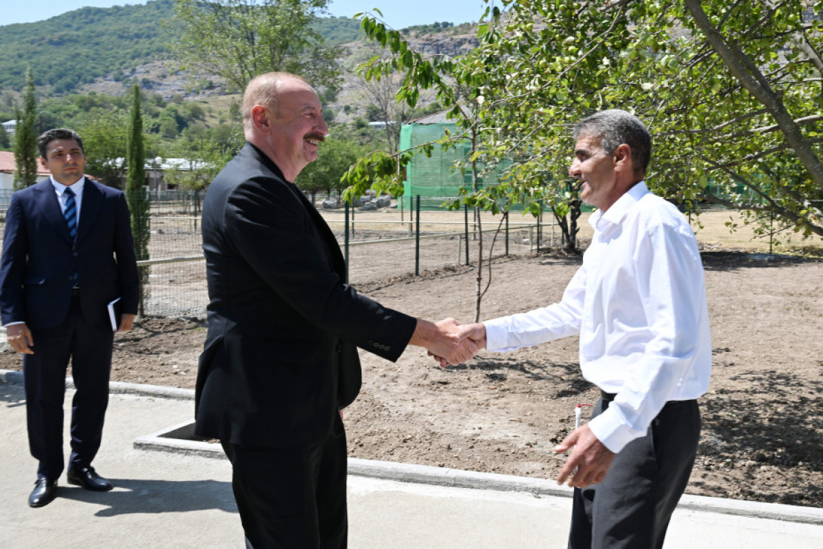 Prezident Ağdərənin Kolatağ kəndində fərdi evlərin və infrastrukturun bərpası sahəsində görülən işlərlə tanış olub - YENİLƏNİB 