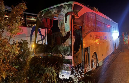 Türkiyədə sərnişin avtobusunun qəzaya uğraması nəticəsində 1 nəfər ölüb, 13 nəfər yaralanıb