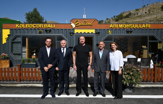 Prezident İlham Əliyev “Balland – Kəlbəcər balı, arı və arıçılıq məhsulları mağazası”nın açılışında iştirak edib - YENİLƏNİB 