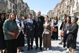 Prezident Kəlbəcər şəhərinin sakinləri ilə görüşüb, onlara mənzillərin açarlarını təqdim edib - YENİLƏNİB 
