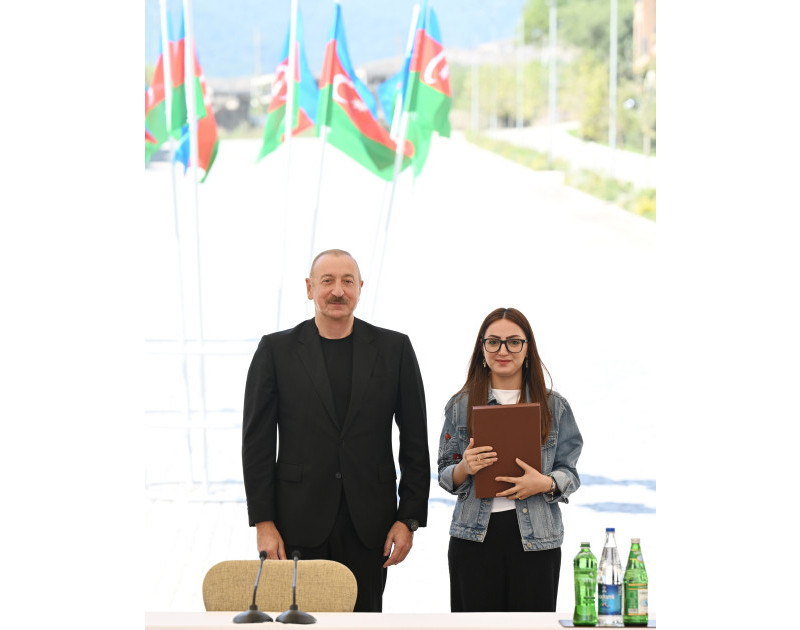 Prezident Kəlbəcər şəhərinin sakinləri ilə görüşüb, onlara mənzillərin açarlarını təqdim edib - YENİLƏNİB 