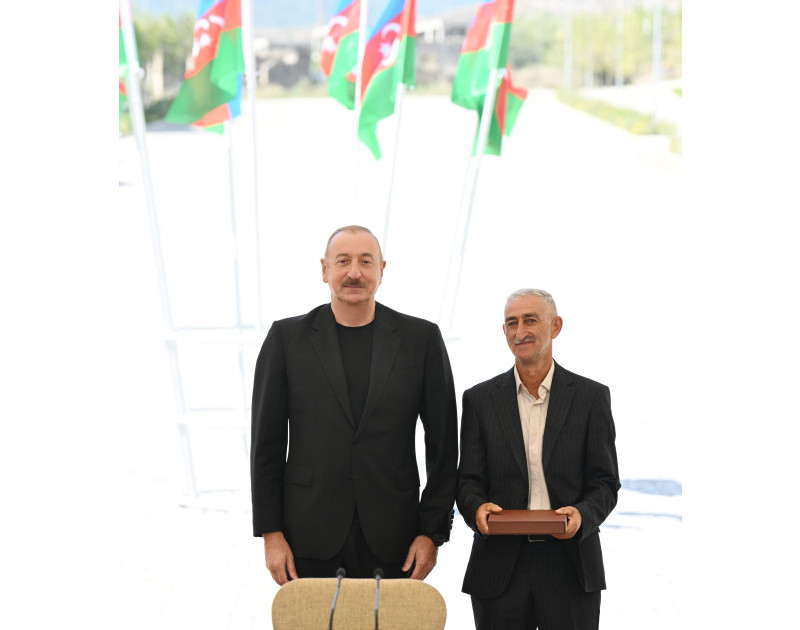 Prezident Kəlbəcər şəhərinin sakinləri ilə görüşüb, onlara mənzillərin açarlarını təqdim edib - YENİLƏNİB 