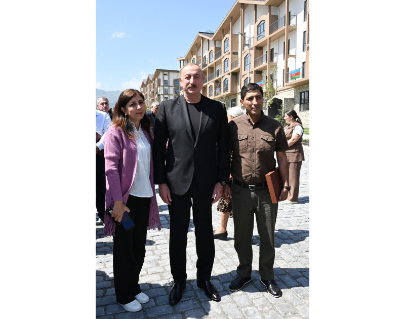 Prezident Kəlbəcər şəhərinin sakinləri ilə görüşüb, onlara mənzillərin açarlarını təqdim edib - YENİLƏNİB 