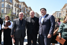 Prezident Kəlbəcər şəhərinin sakinləri ilə görüşüb, onlara mənzillərin açarlarını təqdim edib - YENİLƏNİB 